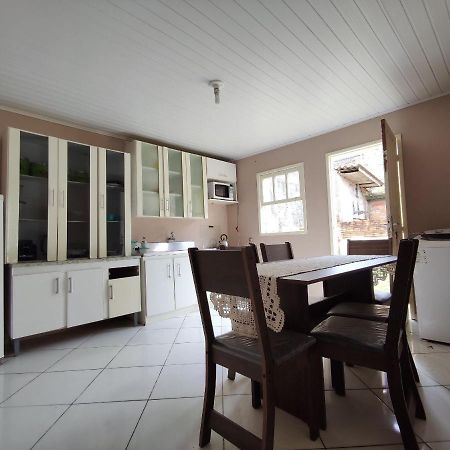 Casa a apenas 7 quadra da Praia da cal com ar e 2 dorm por Imóveis Alex Amaro Torres Exterior foto